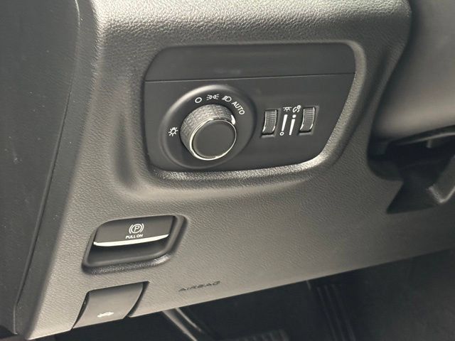 Used 2023 Jeep Grand Cherokee Altitude AWD/4WD image 17