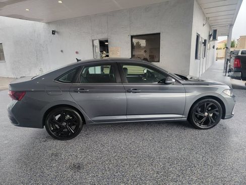 Used 2025 Volkswagen Jetta SE FWD image 6