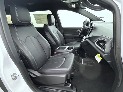 New 2026 Chrysler Pacifica Select image 15