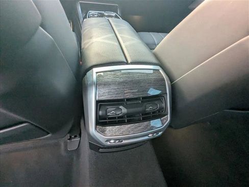 Certified 2023 BMW 760i xDrive w/ Executive Package image 18