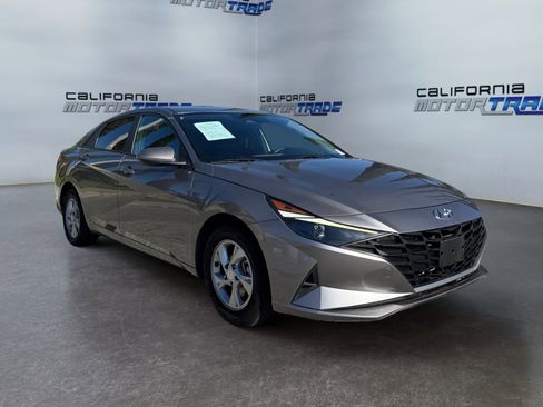 Used 2022 Hyundai Elantra SE image 3