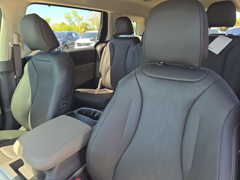 New 2026 Kia Carnival EX image 23