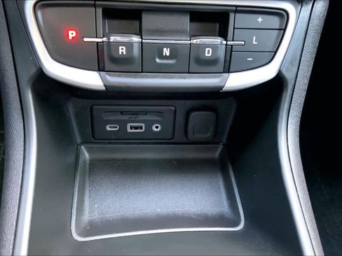 Used 2024 GMC Terrain SLT w/ Infotainment Package II image 30