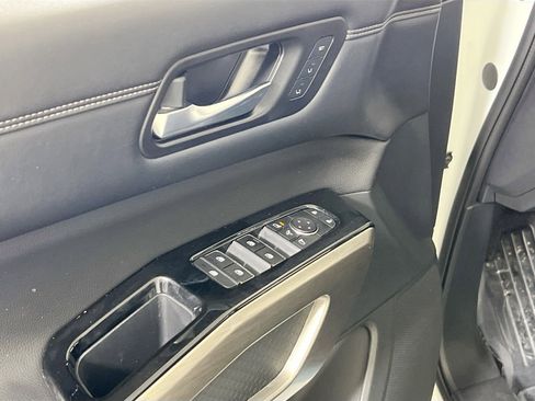 Used 2023 Nissan Pathfinder Platinum image 18