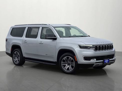 Used 2024 Jeep Wagoneer L Series II w/ Flexible Seating Group AWD/4WD image 8
