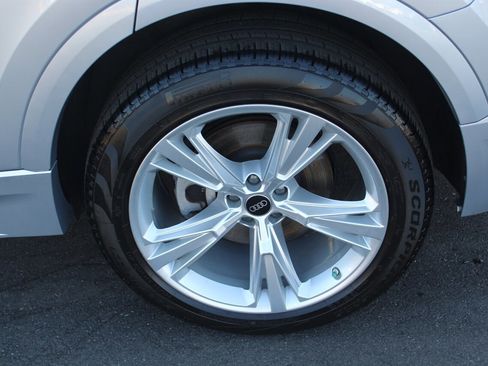 Used 2022 Audi Q8 Premium Plus image 28