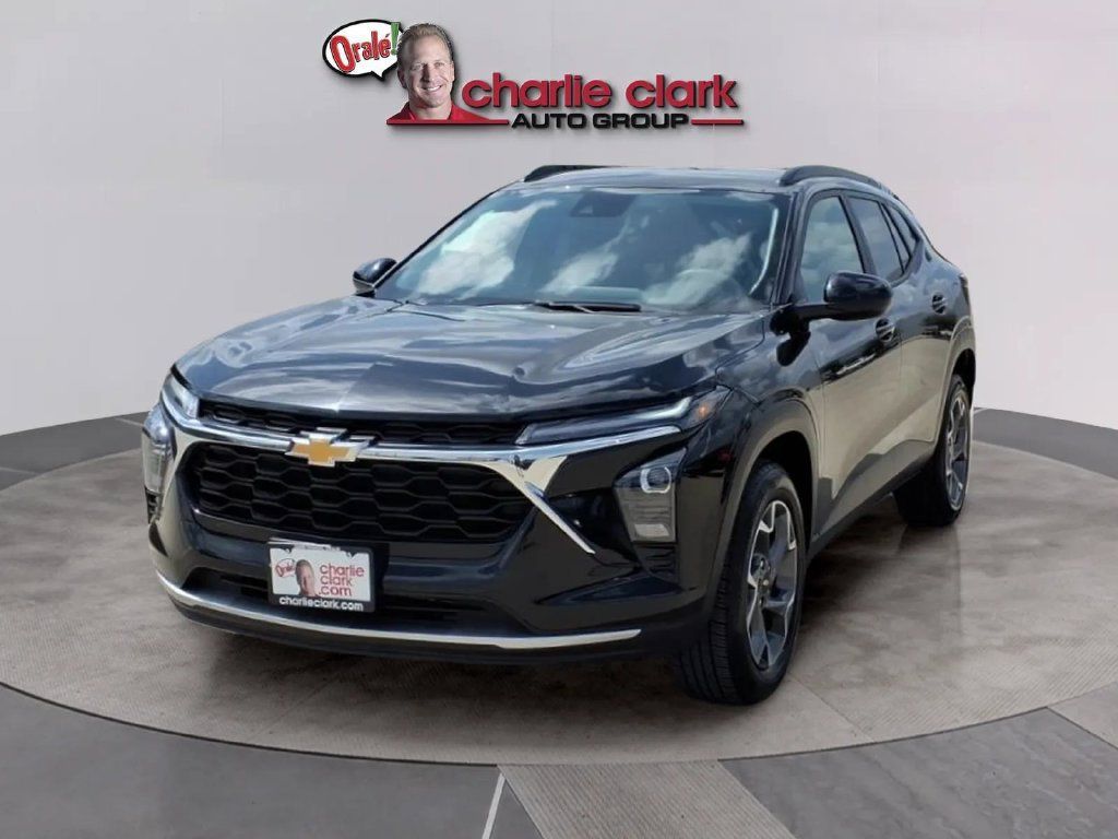 Used 2025 Chevrolet Trax LT FWD image 1