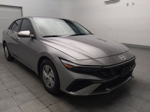 Used 2025 Hyundai Elantra SE FWD image 13