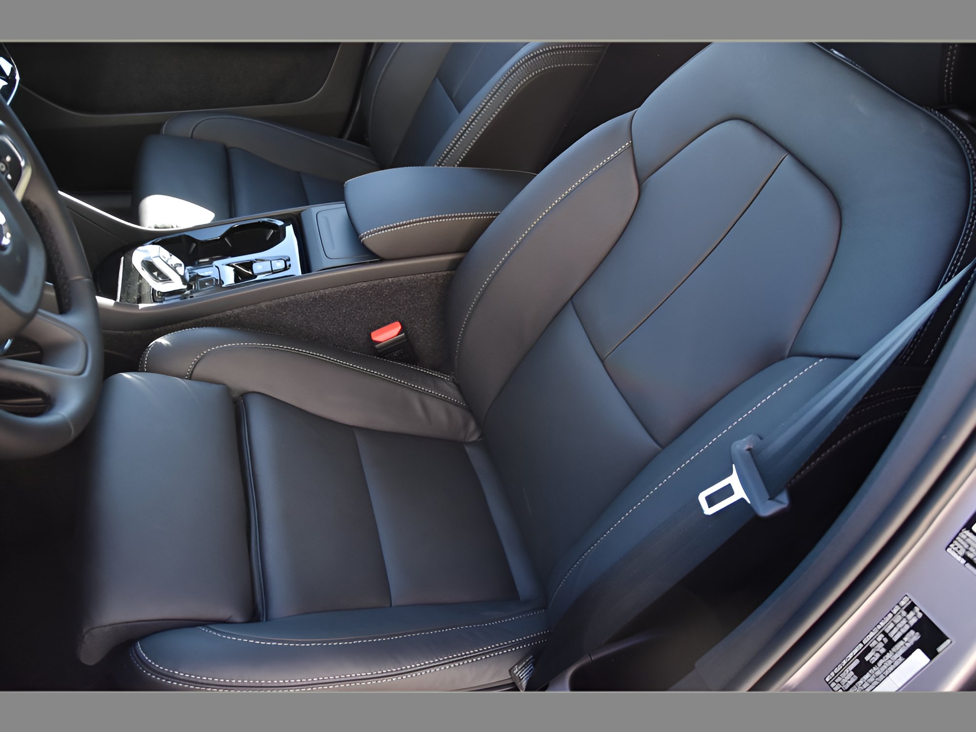 Certified 2026 Volvo XC40 B5 Plus w/ Protection Package Premier AWD/4WD image 12