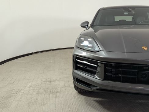 Certified 2025 Porsche Cayenne AWD/4WD image 12