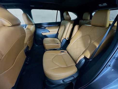 Used 2023 Toyota Highlander Platinum image 25