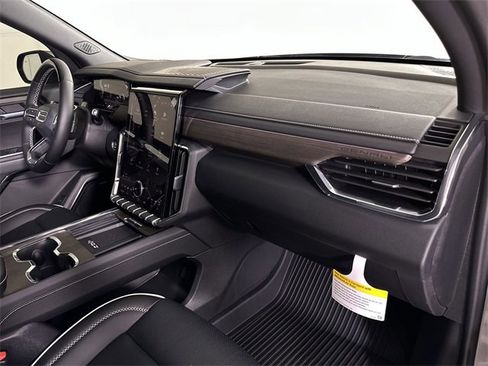 New 2025 GMC Acadia Denali w/ Super Cruise Package image 29