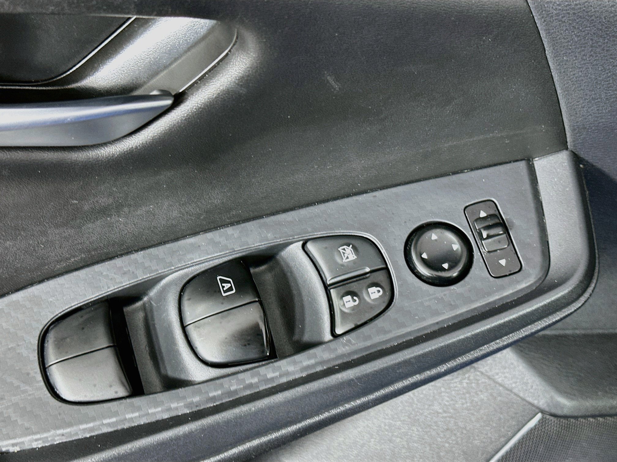 Used 2025 Nissan Sentra SV FWD image 15