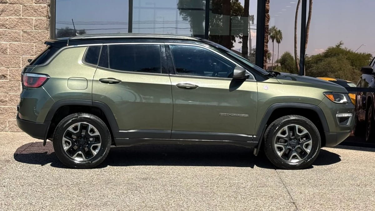 Used 2017 Jeep Compass Trailhawk AWD/4WD image 14