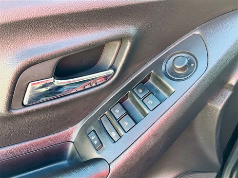 Used 2022 Chevrolet Trax LT w/ LT Convenience Package image 17