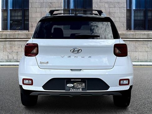 Used 2023 Hyundai Venue Limited image 4