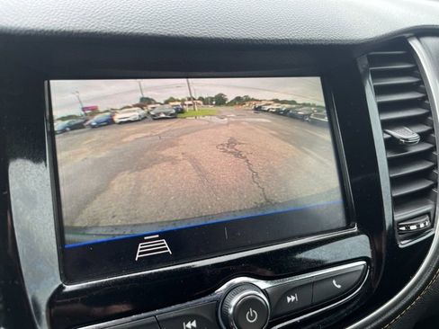 Used 2022 Chevrolet Trax LT w/ LT Convenience Package image 2