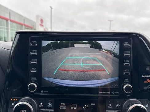 Used 2020 Toyota Highlander XLE AWD/4WD image 33