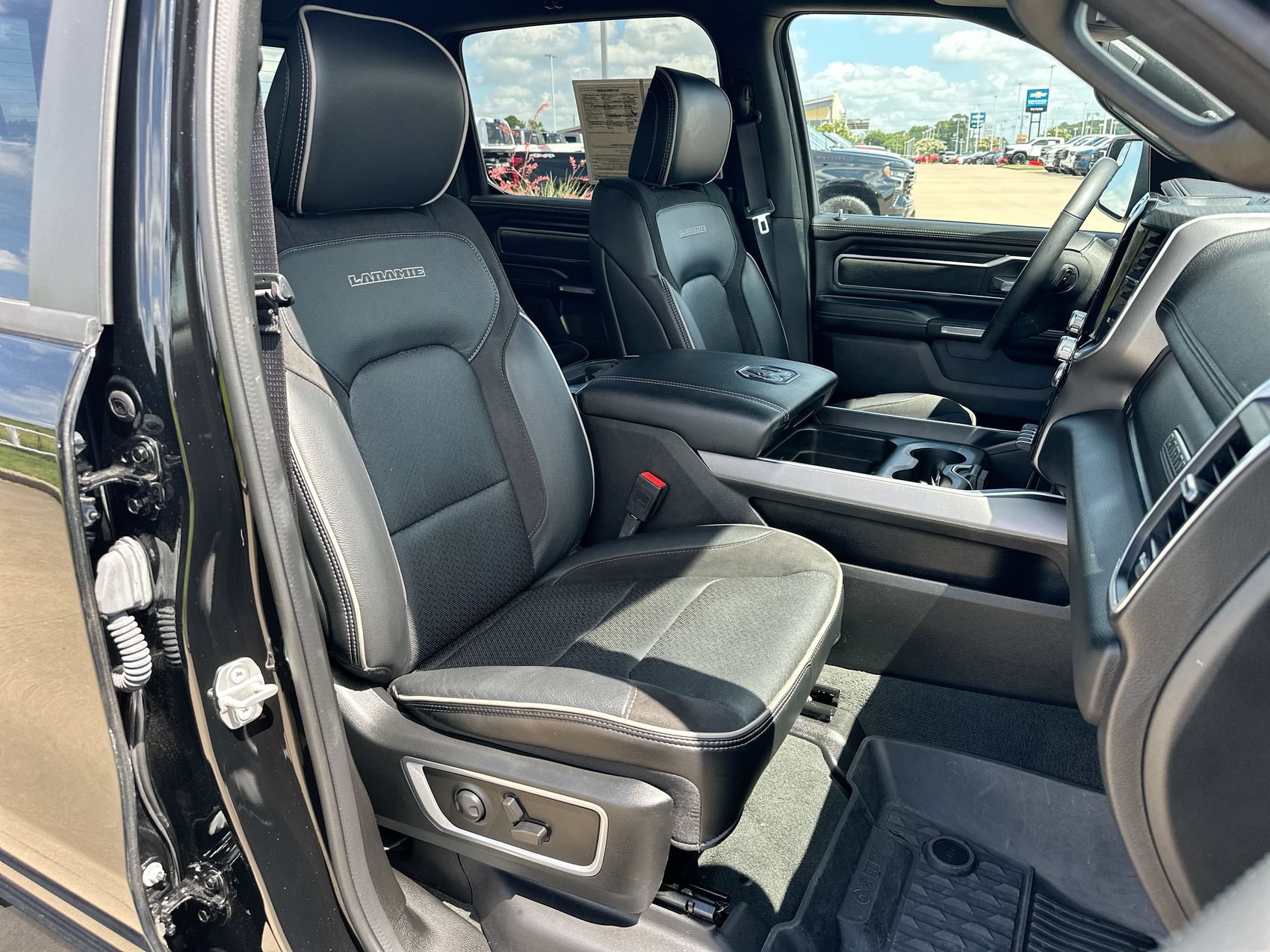 Used 2023 RAM 1500 Laramie AWD/4WD image 26