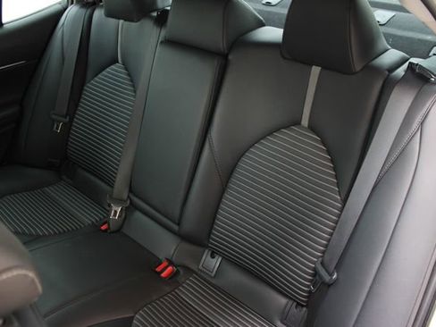 Used 2019 Toyota Camry SE w/ Sunroof Package image 22