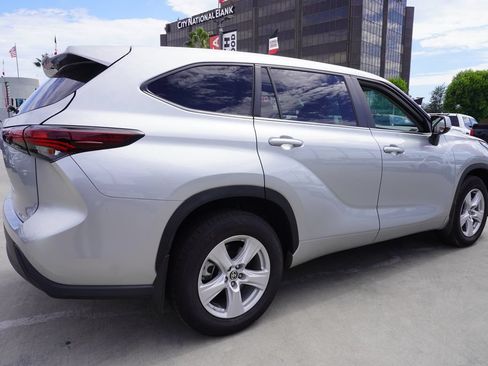 Used 2024 Toyota Highlander LE AWD/4WD image 6