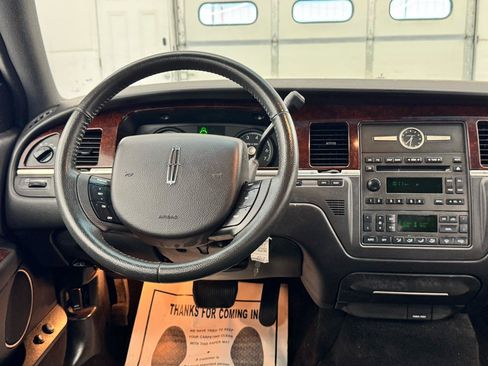 Used 2007 Lincoln Town Car Signature RWD image 16