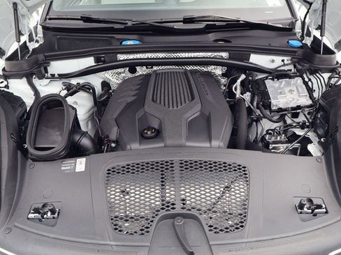 Certified 2025 Porsche Macan AWD/4WD image 26