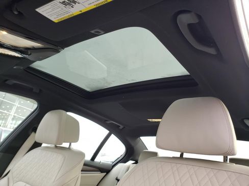 Used 2022 BMW M550i xDrive M550i xDrive w/ Premium Package image 20