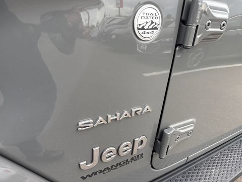 Used 2018 Jeep Wrangler Unlimited Sahara w/ Dual Top Group AWD/4WD image 12
