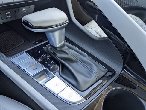 Used 2024 Hyundai Elantra Limited image 36