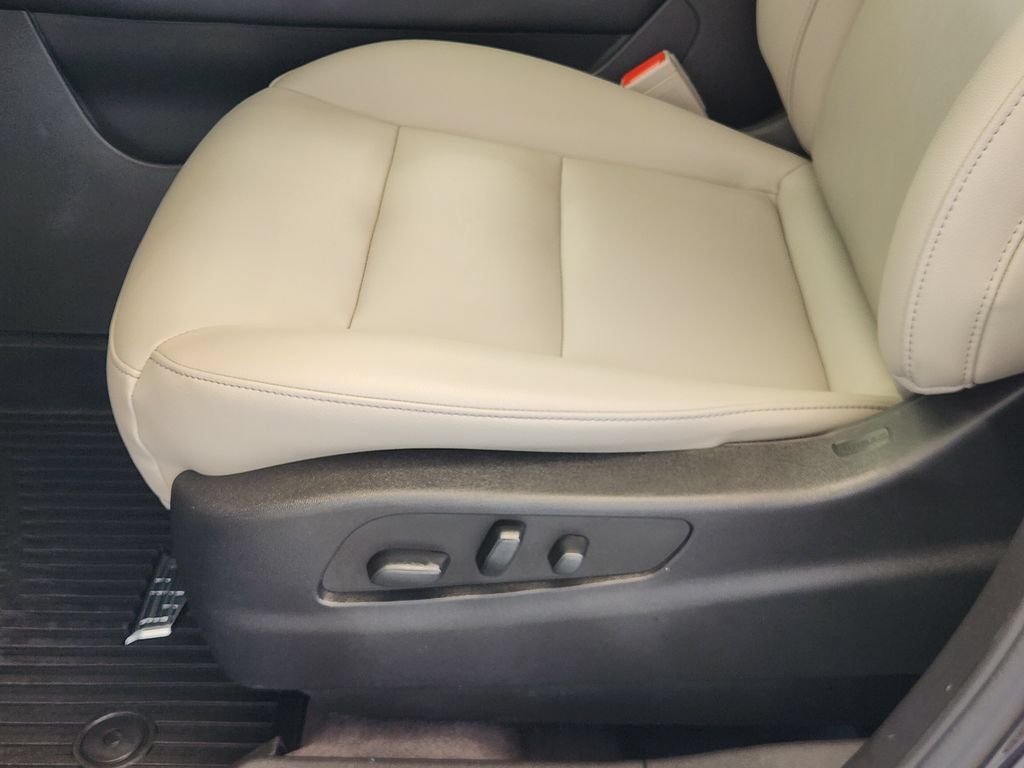 Used 2023 Cadillac XT4 Luxury w/ Cold Weather Package FWD image 23