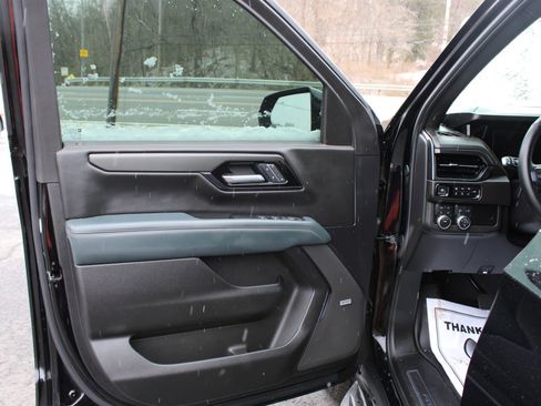 Used 2025 GMC Yukon AT4 w/ LPO, Floor Liner Package image 12