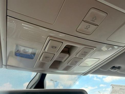 Used 2018 Volkswagen Tiguan SE w/ Panoramic Sunroof Package FWD image 23