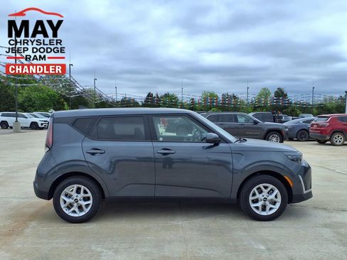 Used 2025 Kia Soul LX w/ LX Technology Package FWD image 2