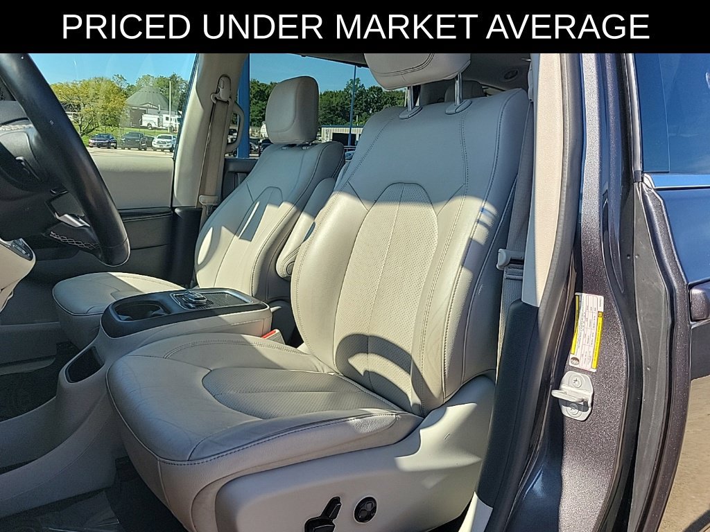 Used 2021 Chrysler Pacifica Touring-L FWD image 16