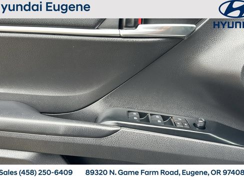 Used 2020 Toyota Camry SE FWD image 12
