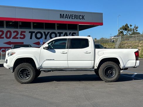 Used 2016 Toyota Tacoma TRD Sport image 2