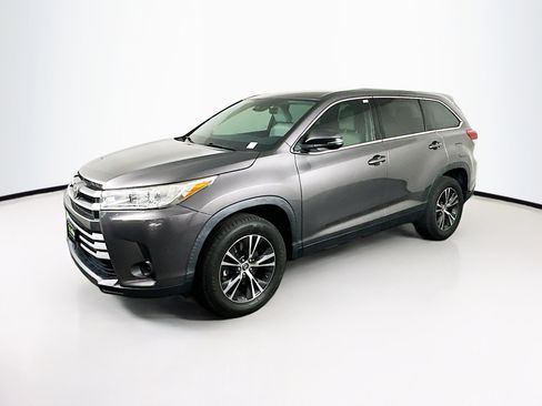Used 2019 Toyota Highlander LE image 3