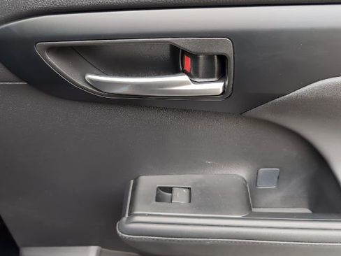 Used 2025 Toyota Highlander XLE image 25