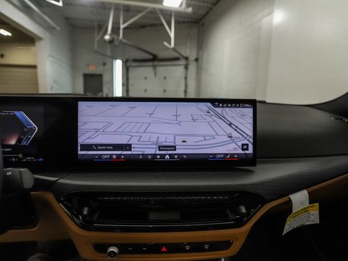 Used 2025 BMW 330i xDrive Sedan w/ Premium Package image 17