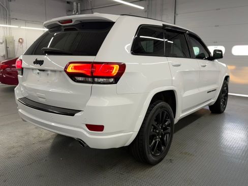 Used 2018 Jeep Grand Cherokee Altitude AWD/4WD image 8