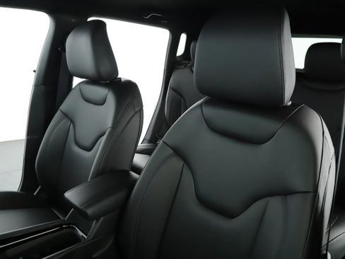 Used 2026 Jeep Compass Limited image 4