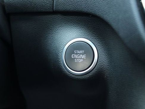 Used 2025 Volvo XC40 B5 Core image 30