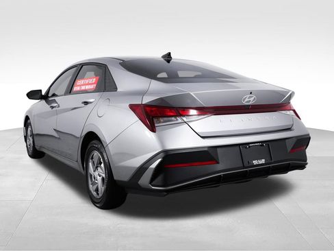 Used 2025 Hyundai Elantra SE FWD image 8
