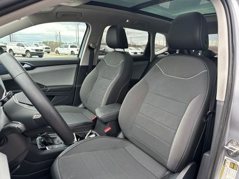 Used 2023 Volkswagen Taos SE w/ Panoramic Sunroof Package image 36