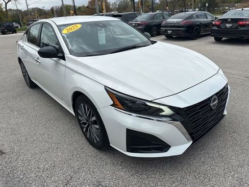 Used 2025 Nissan Altima 2.5 SV FWD image 4