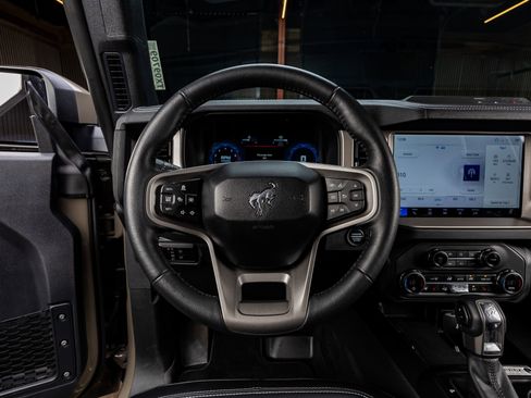 Used 2025 Ford Bronco Outer Banks AWD/4WD image 18