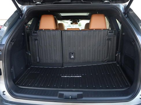 New 2026 Toyota Highlander Platinum image 7