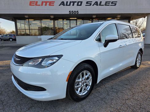 Used 2021 Chrysler Voyager Lxi image 1