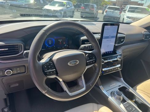 Certified 2023 Ford Explorer Platinum w/ Technology Package AWD/4WD image 8